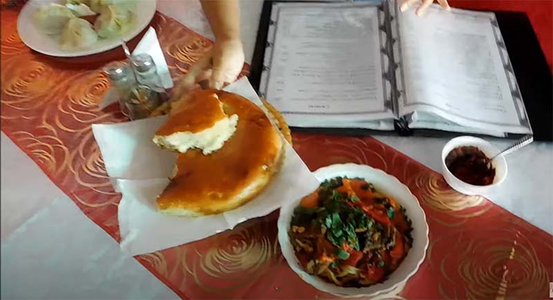 Лагман и манты в кафе в Боровом