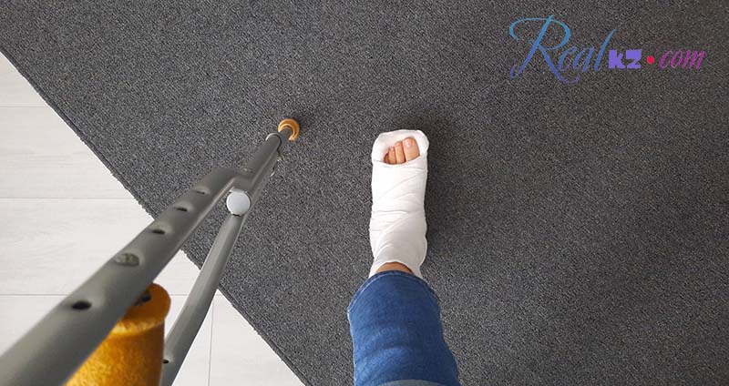 Возле бассейна может быть скользко