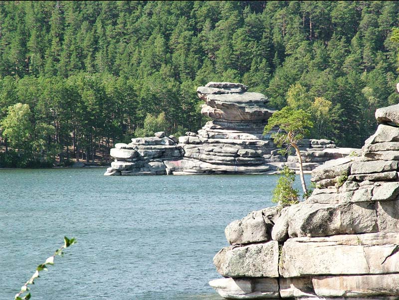 Скала в озере Боровое в виде головы
