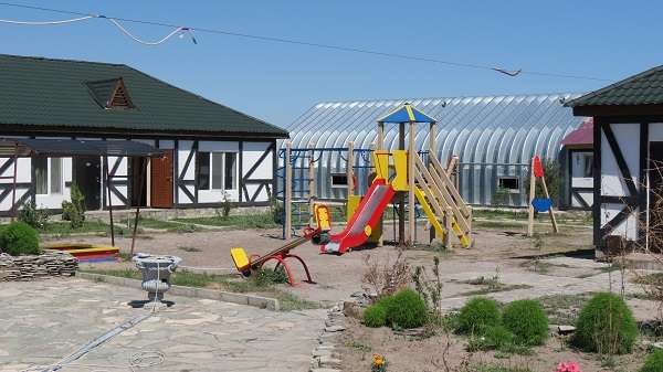 Деревушка горячие источники фото детская площадка