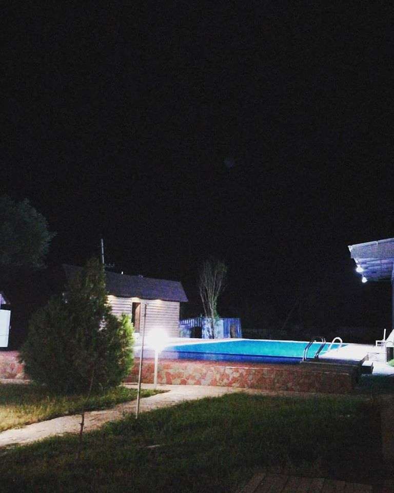 RADIAN Кондиционер есть. Горячие источники!!!😇 5 классных бассейна, крытый бассейн, сауна, столовая, зона барбекю, караоке, детская площадка. Будние дни 9000. Выходные 15000 с завтраком