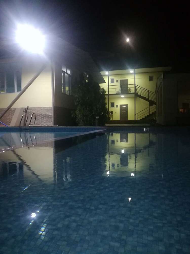 RADIAN Кондиционер есть. Горячие источники!!!😇 5 классных бассейна, крытый бассейн, сауна, столовая, зона барбекю, караоке, детская площадка. Будние дни 9000. Выходные 15000 с завтраком