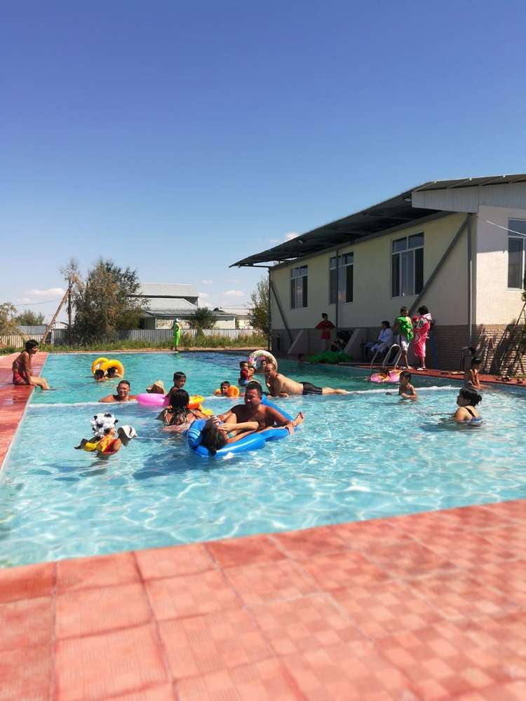 RADIAN Кондиционер есть. Горячие источники!!!😇 5 классных бассейна, крытый бассейн, сауна, столовая, зона барбекю, караоке, детская площадка. Будние дни 9000. Выходные 15000 с завтраком