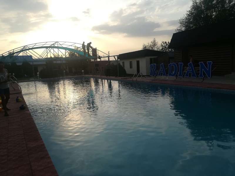 RADIAN Кондиционер есть. Горячие источники!!!😇 5 классных бассейна, крытый бассейн, сауна, столовая, зона барбекю, караоке, детская площадка. Будние дни 9000. Выходные 15000 с завтраком