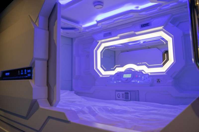 Капсульный отель Capslock по часам