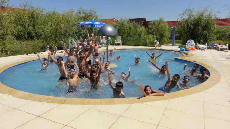 Дети в бассейне