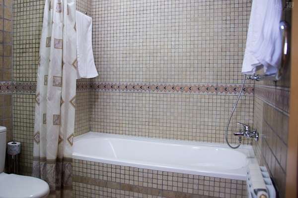 Отель с бассейном Тау-Spa (8 бассейнов  и 11 бань) Тау-House, Тау-Дастархан