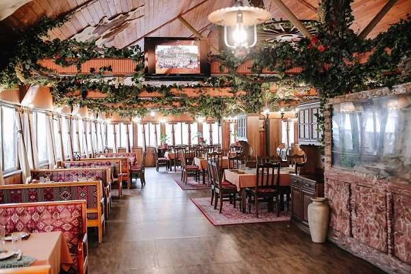 Отель с бассейном Тау-Spa (8 бассейнов  и 11 бань) Тау-House, Тау-Дастархан