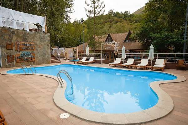 Отель с бассейном Тау-Spa (8 бассейнов  и 11 бань) Тау-House, Тау-Дастархан