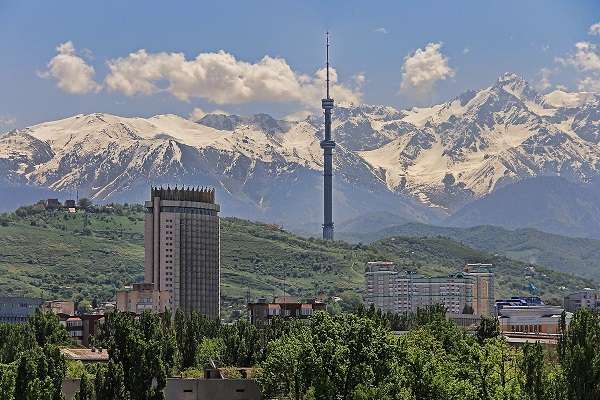 гостиница казахстан на фоне гор