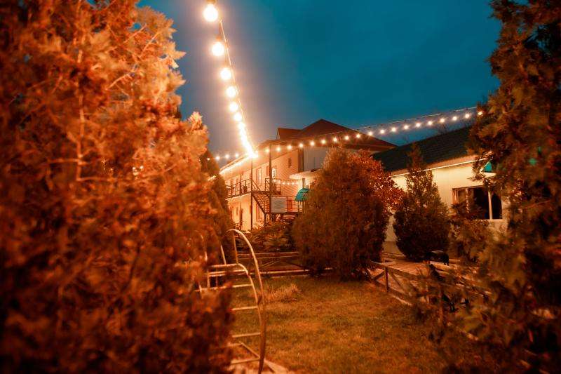 RADIAN Кондиционер есть. Горячие источники!!!😇 5 классных бассейна, крытый бассейн, сауна, столовая, зона барбекю, караоке, детская площадка. Будние дни 9000. Выходные 15000 с завтраком