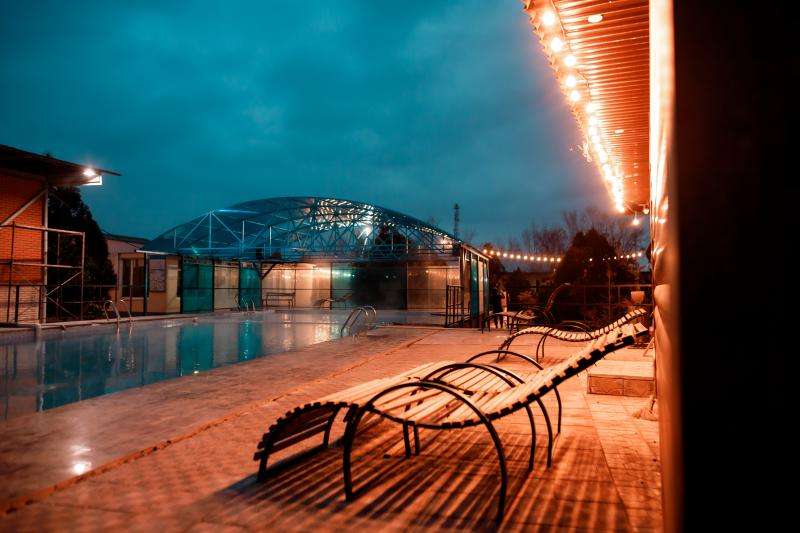 RADIAN Кондиционер есть. Горячие источники!!!😇 5 классных бассейна, крытый бассейн, сауна, столовая, зона барбекю, караоке, детская площадка. Будние дни 9000. Выходные 15000 с завтраком