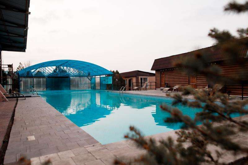 RADIAN Кондиционер есть. Горячие источники!!!😇 5 классных бассейна, крытый бассейн, сауна, столовая, зона барбекю, караоке, детская площадка. Будние дни 9000. Выходные 15000 с завтраком