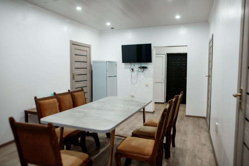 RADIAN Кондиционер есть. Горячие источники!!!😇 5 классных бассейна, крытый бассейн, сауна, столовая, зона барбекю, караоке, детская площадка. Будние дни 9000. Выходные 15000 с завтраком