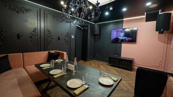 Кабинка Pink - Вместимость до 10 персон