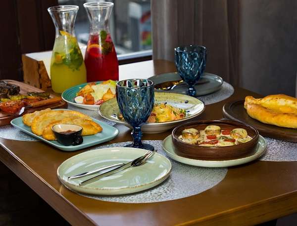 Кафе Alatau Resort с бассейном