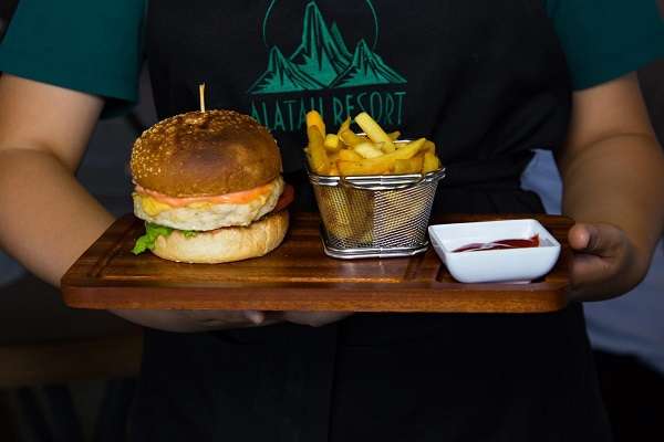 Кафе Alatau Resort с бассейном