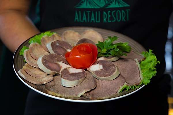 Кафе Alatau Resort с бассейном