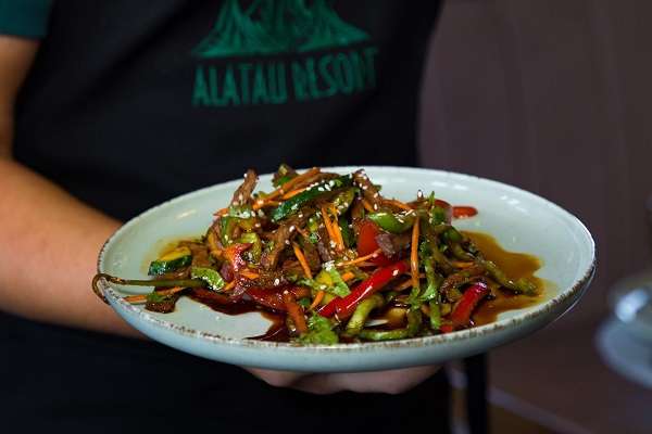 Кафе Alatau Resort с бассейном